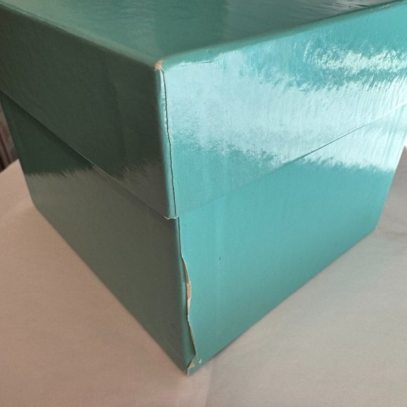 Tiffany & Co Signature Bow Box Bank w/Gift Box & Ribbon - Picture 10 of 11